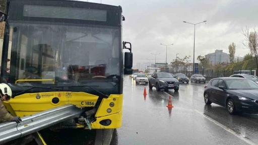 Kadıköy’de bariyerler İETT otobüsüne ok gibi saplandı
