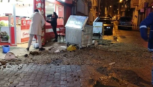 Kadıköy’de kanalizasyon borusu patladı, bir dükkan zarar gördü
