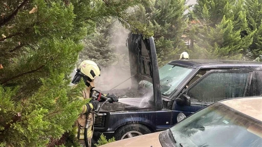 Kadıköy’de park halindeki otomobilin motor kısmı yandı
