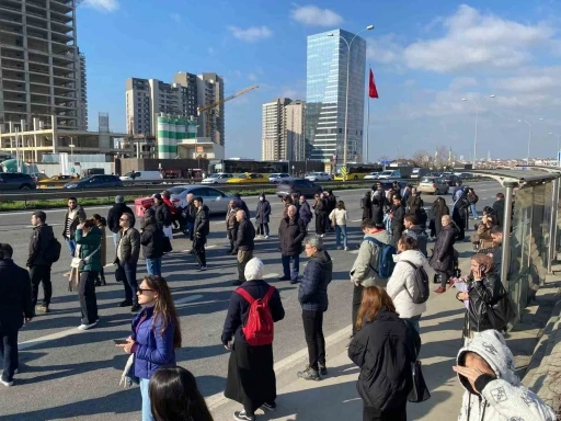 Kadıköy-Sabiha Gökçen Havalimanı metro hattında teknik arıza nedeniyle seferler aksadı
