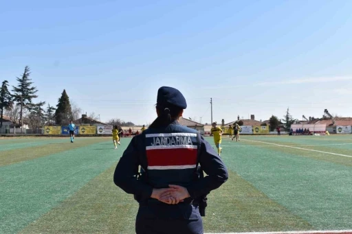 Kadın jandarma, kadın futbol takımının maçında güvenliği sağlayıp bilgilendirdi
