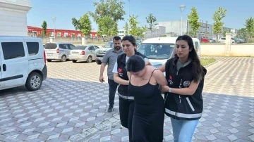 Kadın maganda genç kızlara dehşeti yaşattı: &quot;Öldürürüm seni&quot;
