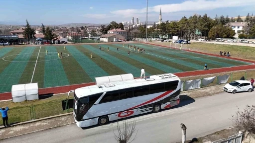 Kadın teknik direktör takımını bir maç daha otobüsün üstünden yönetecek
