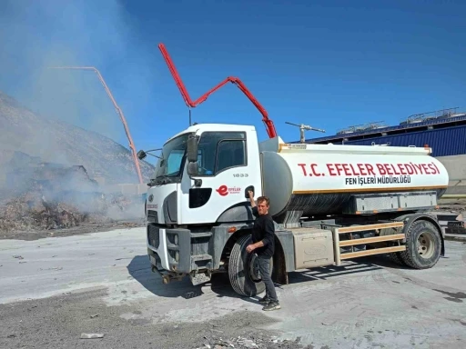 Kağıt fabrikası yangınına Efeler’den tanker desteği
