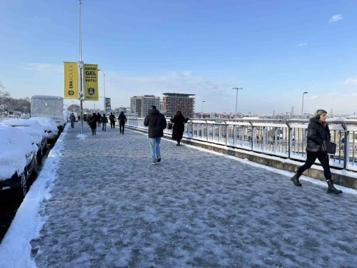 Kağıthane beyaz örtüyle kaplandı
