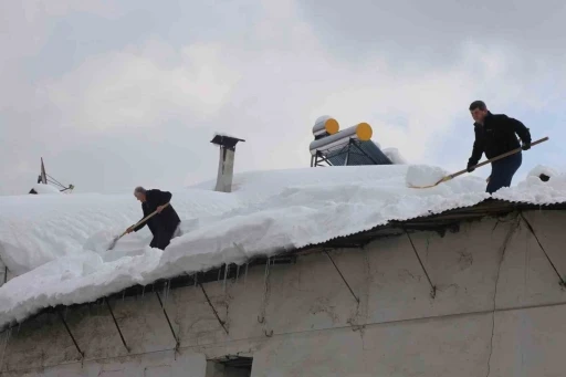 Kar Kalınlığı 2 Metreyi Aştı, Hayat Felç Oldu!