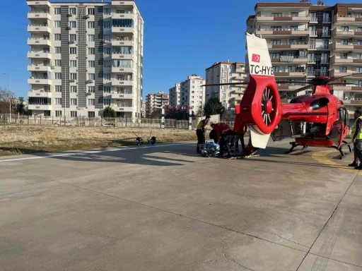 Kalp krizi geçiren hasta ambulans helikopterle hastaneye yetiştirildi
