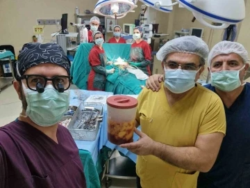 Kalpten beslenerek çevresini tamamen saran 1,1 kilogram yağ kitlesi görenleri hayrete düşürdü
