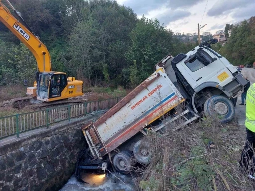 Kamyon altına aldığı otomobille dereye düştü, faciadan dönüldü
