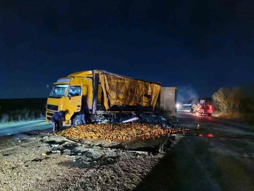 Kamyon devrildi, mandalinaların saçıldığı yol trafiğe kapandı
