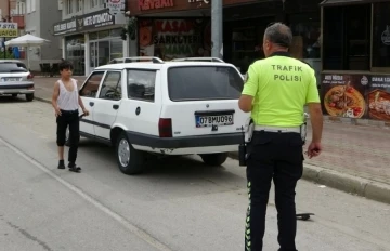 Kamyonetten düşen çocuk minibüsün altında kalmaktan son anda kurtuldu
