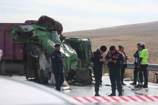 Kamyonların kafa kafaya çarpıştığı kazada hayatını kaybeden sürücülerin kimlikleri belli oldu
