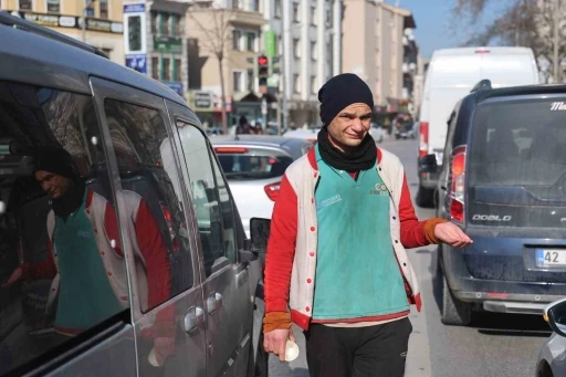 Kanaatkar dilenci, anlık yaşıyor
