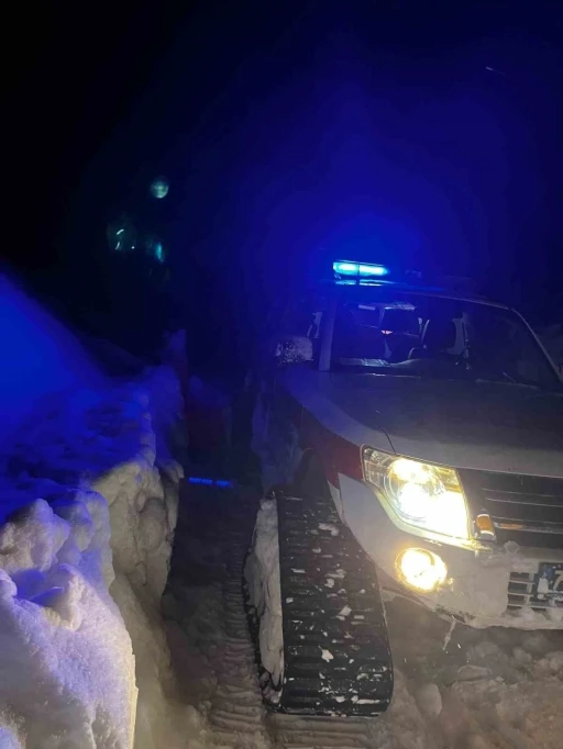 Kar nedeniyle yolu kapanan köydeki hasta, paletli ambulans yardımıyla hastaneye ulaştırıldı
