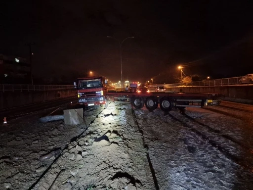 Kar sebebiyle kayganlaşan yolda makaslayan tırın sürücüsü yaralandı
