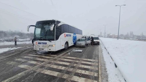 Kar ve buz zincirleme kazaya neden oldu
