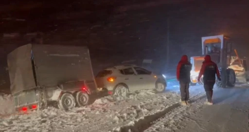 Kar ve tipi nedeniyle mahsur kalan vatandaşı ekipler kurtardı
