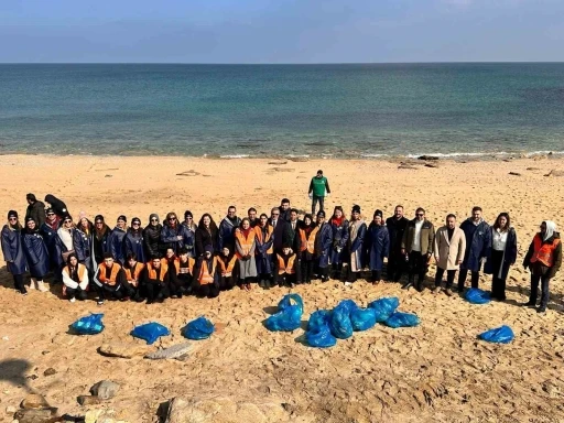 Karaburun sahiline ‘Mavi Gelecek’ projesi dokundu, 107 kilogram atık toplandı
