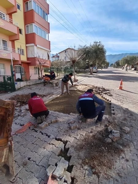 Karacasu’da bozuk yollar bakıma alındı
