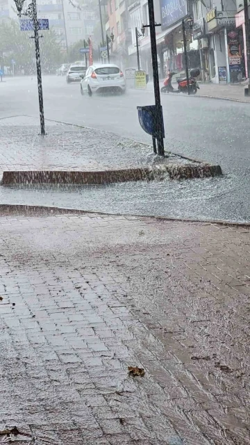 Karadeniz Ereğli’de aniden bastıran yağmur zor anlar yaşattı
