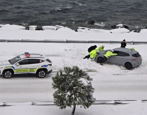 Karadeniz Sahil Yolu’nda bozulan aracı trafik polisleri itti
