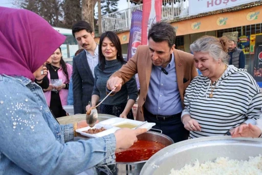 Karaköy’de vatandaşlarla bir araya geldi
