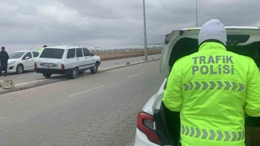 Karaman’da orta refüje çıkan otomobilin sürücüsü yaralandı
