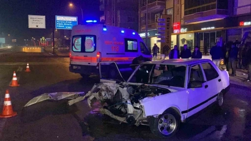 Karaman’da otomobil aydınlatma direğine çarptı: 2 yaralı
