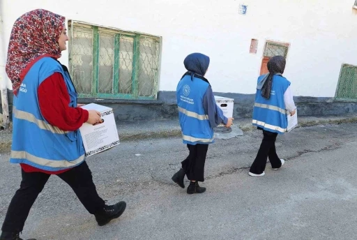 Karaman’da yurt öğrencileri yardım kolilerini ihtiyaç sahiplerine ulaştırdı
