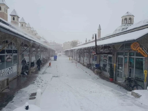 Karapınar’da kar yağışı etkili oldu
