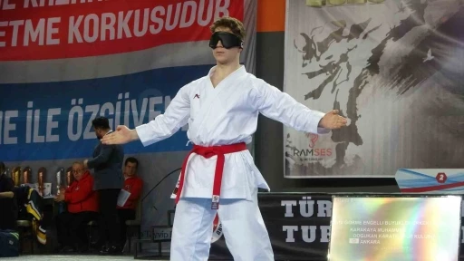 Karate ile engellerini unutuyorlar
