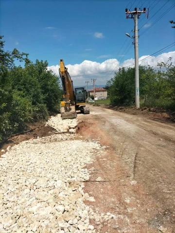 Karatepe’nin bozulan yolları yenileniyor
