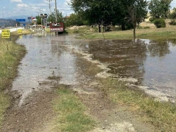 Karayolu kenarındaki menfez işlevini yitirince araziler suyla doldu
