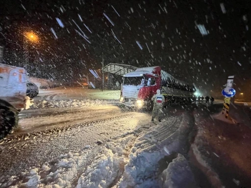 Kardan dolayı yolda kalan öğrencileri jandarma misafir etti
