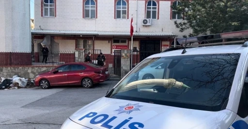 Kardeşiyle yürürken eski eşi tarafından ateş açıldı: 2 yaralı
