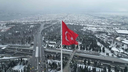 Karla bütünleşen Edirnekapı Şehitliği’ndeki dev Türk bayrağı havadan görüntülendi
