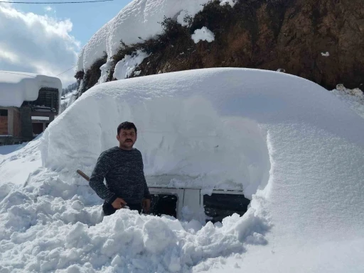 Karla kaplı bahçesinde arabasını bulmak için saatlerce uğraştı
