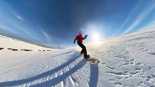 Karla kaplı Sis Dağı’nda snowboard keyfi
