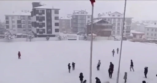 Karlı havada yürek ısıtan görüntüler: &quot;Çıkartayım mı sizi kar topu oynamaya?&quot;
