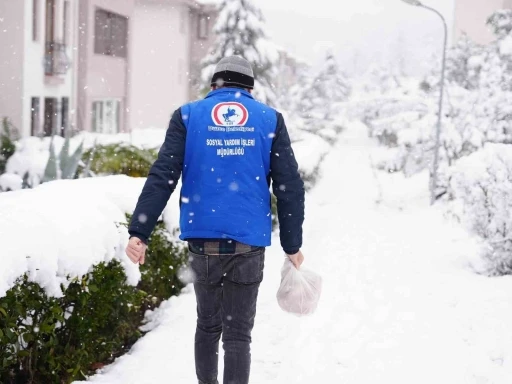 Karlı yolları aşarak ulaştırdılar
