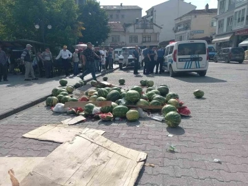 Karpuz satışı için izin verilmeyen vatandaş sinir krizi geçirdi
