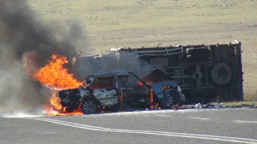 Kars’ta kaza yapan otomobil alev topuna döndü
