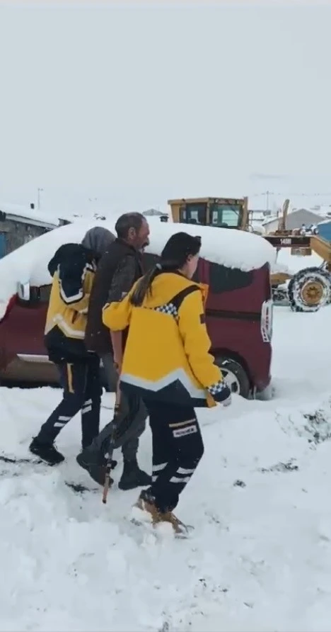 Kars’ta köyde mahsur kalan hasta hastaneye ulaştırıldı
