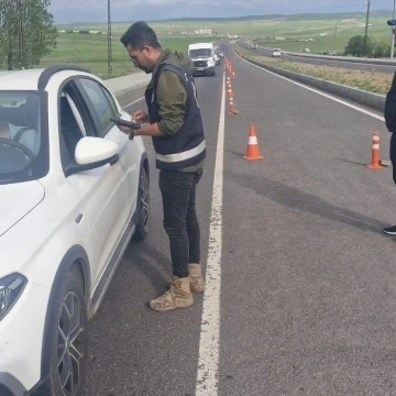 Kars’ta trafik uygulamaları sürüyor
