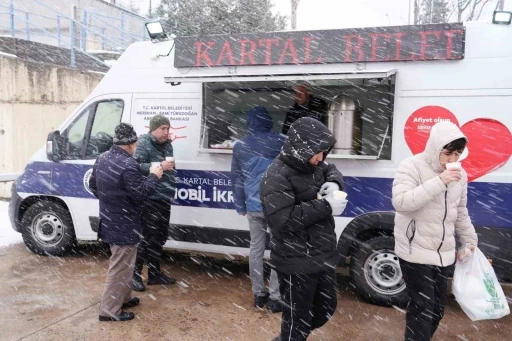 Kartal Belediyesi’nden vatandaşlara sıcak çorba ikramı
