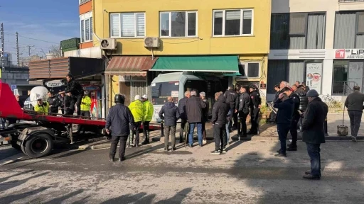 Kartal’da yolcu minibüsü kuaföre girdi: 3 yaralı
