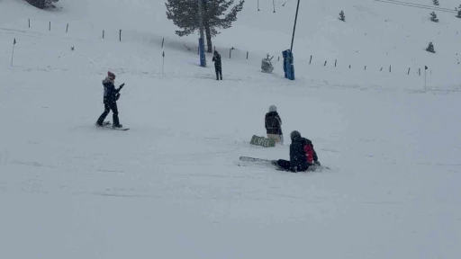 Kartalkaya’da otel faciasının ardından tatilciler kayak yapmaya devam etti
