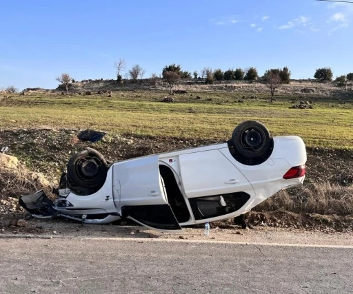 Kartona çarpmamak için manevra yapan araç takla attı: 1 yaralı
