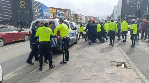 Kasktan ceza yedi, ekiplere zor anlar yaşattı: O anlar kamerada
