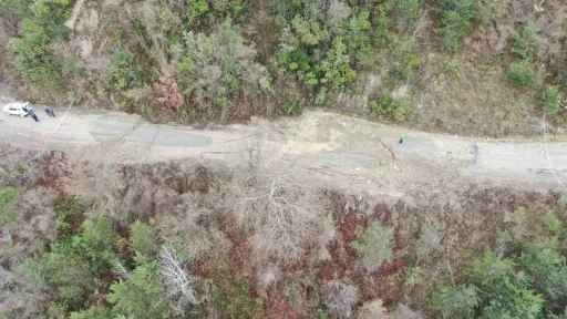 Kastamonu’da heyelan sebebiyle yol göçtü, köylerin birbirine olan bağlantısı kesildi
